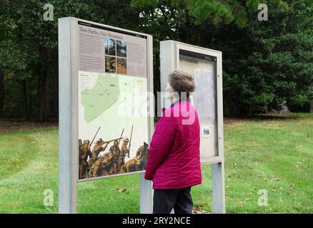 Das Foto zeigt Seniorinnen, die das Informationsschild im Kings Mountain National Military Park Welcome Center South Carolina USA sehen. Stockfoto