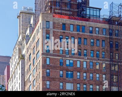 Emery Roth entwarf die 130 East End Avenue in Yorkville, Manhattan mit einem ägyptischen/Art déco-Motiv, das besonders im Brüstungsfries zu sehen ist. Stockfoto