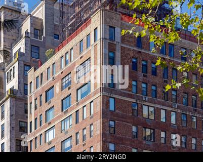 Emery Roth entwarf die 130 East End Avenue in Yorkville, Manhattan mit einem ägyptischen/Art déco-Motiv, das besonders im Brüstungsfries zu sehen ist. Stockfoto