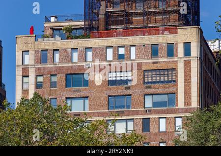 Emery Roth entwarf die 130 East End Avenue in Yorkville, Manhattan mit einem ägyptischen/Art déco-Motiv, das besonders im Brüstungsfries zu sehen ist. Stockfoto