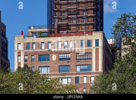 Emery Roth entwarf die 130 East End Avenue in Yorkville, Manhattan mit einem ägyptischen/Art déco-Motiv, das besonders im Brüstungsfries zu sehen ist. Stockfoto