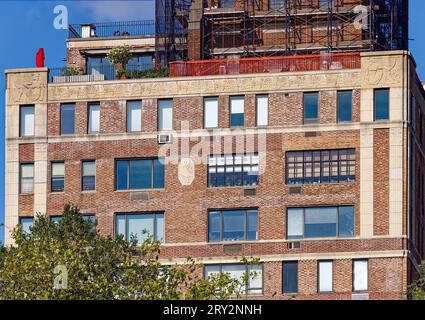 Emery Roth entwarf die 130 East End Avenue in Yorkville, Manhattan mit einem ägyptischen/Art déco-Motiv, das besonders im Brüstungsfries zu sehen ist. Stockfoto