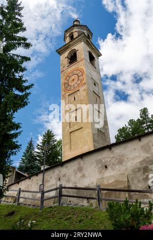 Schiefer Turm der Kirche Saint Mauritius Ruine in St. Moritz, Schweiz Stockfoto