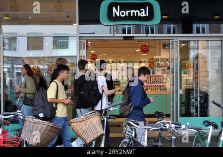 Kopenhagen/Dänemark/28. September 2023/.in der dänischen Hauptstadt passieren Menschen ein normales Geschäft. (Foto: Francis Joseph Dean/Dean Pictures) Stockfoto