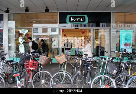 Kopenhagen/Dänemark/28. September 2023/.in der dänischen Hauptstadt passieren Menschen ein normales Geschäft. (Foto: Francis Joseph Dean/Dean Pictures) Stockfoto