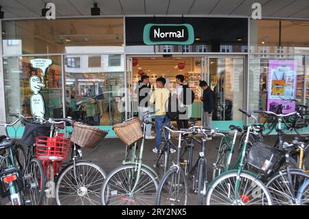 Kopenhagen/Dänemark/28. September 2023/.in der dänischen Hauptstadt passieren Menschen ein normales Geschäft. (Foto: Francis Joseph Dean/Dean Pictures) Stockfoto