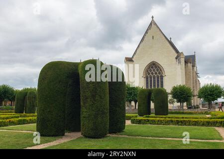 Angers, Frankreich, 2023. Die Kapelle des Schlosses von Angers und das Topiary in den Landschaftsgärten, die vor den Wohnhäusern des Gouverneurs angelegt sind Stockfoto