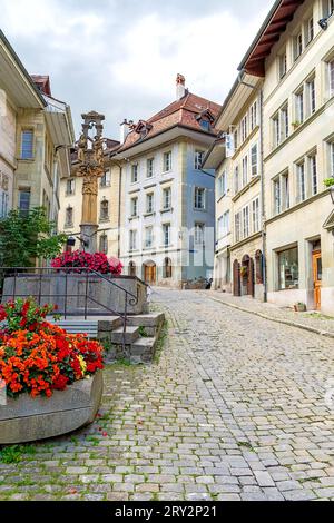 Kleine Gasse in der Altstadt von Freiburg in der Schweiz Stockfoto