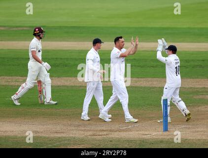 Hampshire's Kyle Abbott (zweite rechts) feiert den LBW Wicket von Surreys Jamie Smith (links) am dritten Tag des LV= Insurance County Championship Matches beim Ageas Bowl in Southampton. Bilddatum: Donnerstag, 28. September 2023. Stockfoto