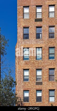 Emery Roth entwarf die 130 East End Avenue in Yorkville, Manhattan mit einem ägyptischen/Art déco-Motiv, das besonders im Brüstungsfries zu sehen ist. Stockfoto