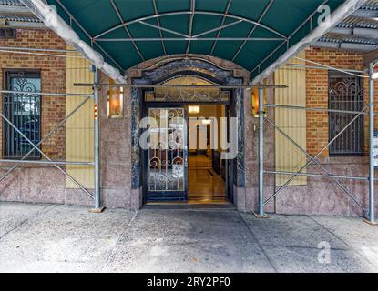 Emery Roth entwarf die 130 East End Avenue in Yorkville, Manhattan mit einem ägyptischen/Art déco-Motiv, das besonders im Brüstungsfries zu sehen ist. Stockfoto