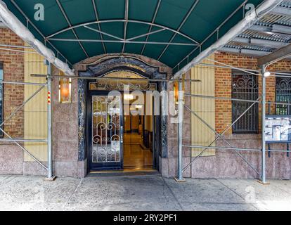 Emery Roth entwarf die 130 East End Avenue in Yorkville, Manhattan mit einem ägyptischen/Art déco-Motiv, das besonders im Brüstungsfries zu sehen ist. Stockfoto