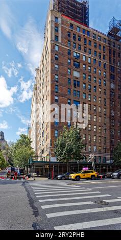 Emery Roth entwarf die 130 East End Avenue in Yorkville, Manhattan mit einem ägyptischen/Art déco-Motiv, das besonders im Brüstungsfries zu sehen ist. Stockfoto