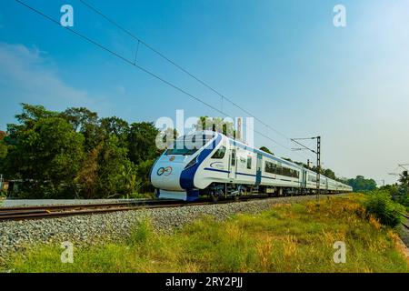 Kottaym, Kerala, Indien - 14. April 2023 - Ein neu eingeführter moderner vande bharat-Schnellzug von indischen Eisenbahnen, die durch Kottayam fahren. Kerala. Stockfoto