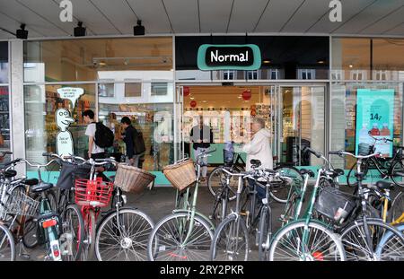 Kopenhagen/Dänemark/28. September 2023/.in der dänischen Hauptstadt passieren Menschen ein normales Geschäft. Foto: Francis Joseph Dean/Dean Pictures Stockfoto