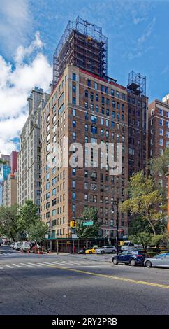 Emery Roth entwarf die 130 East End Avenue in Yorkville, Manhattan mit einem ägyptischen/Art déco-Motiv, das besonders im Brüstungsfries zu sehen ist. Stockfoto