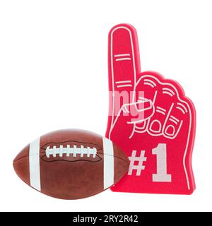 Ein American Football mit weißem Streifen, der für College- und Highschool-Fußballspiele verwendet wird, zusammen mit einem roten Schaum 1 Finger auf weißem Hintergrund. Stockfoto