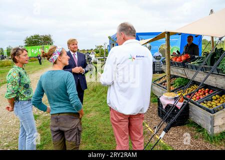 Geldermalsen, Niederlande. September 2023 28. Geldermalsen, am 28. September 2023, König Willem-Alexander von den Niederlanden beim Voedselbos Lingehout in Geldermalsen, am 28. September 2023, zu einem Arbeitsbesuch bei der Citizen Wind Cooperative West-Betuwe, spricht er mit den Initiatoren über ihre nachhaltigen Ziele und Investitionen und erhält eine Führung, anschließend eröffnet er WattHub, die erste ladesäulen für schwere Baumaschinen und Elektrofahrzeuge Credit: Albert Nieboer/Netherlands OUT/Point de Vue OUT/dpa/Alamy Live News Stockfoto