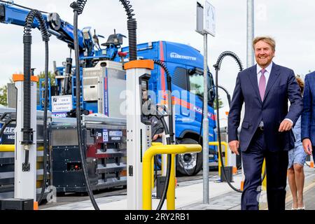 Geldermalsen, Niederlande. September 2023 28. Geldermalsen, am 28. September 2023, König Willem-Alexander von den Niederlanden beim Voedselbos Lingehout in Geldermalsen, am 28. September 2023, zu einem Arbeitsbesuch bei der Citizen Wind Cooperative West-Betuwe, spricht er mit den Initiatoren über ihre nachhaltigen Ziele und Investitionen und erhält eine Führung, anschließend eröffnet er WattHub, die erste ladesäulen für schwere Baumaschinen und Elektrofahrzeuge Credit: Albert Nieboer/Netherlands OUT/Point de Vue OUT/dpa/Alamy Live News Stockfoto