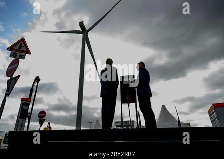 Geldermalsen, Niederlande. September 2023 28. Geldermalsen, am 28. September 2023, König Willem-Alexander von den Niederlanden beim Voedselbos Lingehout in Geldermalsen, am 28. September 2023, zu einem Arbeitsbesuch bei der Citizen Wind Cooperative West-Betuwe, spricht er mit den Initiatoren über ihre nachhaltigen Ziele und Investitionen und erhält eine Führung, anschließend eröffnet er WattHub, die erste ladesäulen für schwere Baumaschinen und Elektrofahrzeuge Credit: Albert Nieboer/Netherlands OUT/Point de Vue OUT/dpa/Alamy Live News Stockfoto