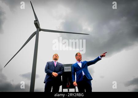 Geldermalsen, Niederlande. September 2023 28. Geldermalsen, am 28. September 2023, König Willem-Alexander von den Niederlanden beim Voedselbos Lingehout in Geldermalsen, am 28. September 2023, zu einem Arbeitsbesuch bei der Citizen Wind Cooperative West-Betuwe, spricht er mit den Initiatoren über ihre nachhaltigen Ziele und Investitionen und erhält eine Führung, anschließend eröffnet er WattHub, die erste ladesäulen für schwere Baumaschinen und Elektrofahrzeuge Credit: Albert Nieboer/Netherlands OUT/Point de Vue OUT/dpa/Alamy Live News Stockfoto