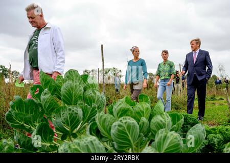 Geldermalsen, Niederlande. September 2023 28. Geldermalsen, am 28. September 2023, König Willem-Alexander von den Niederlanden beim Voedselbos Lingehout in Geldermalsen, am 28. September 2023, zu einem Arbeitsbesuch bei der Citizen Wind Cooperative West-Betuwe, spricht er mit den Initiatoren über ihre nachhaltigen Ziele und Investitionen und erhält eine Führung, anschließend eröffnet er WattHub, die erste ladesäulen für schwere Baumaschinen und Elektrofahrzeuge Credit: Albert Nieboer/Netherlands OUT/Point de Vue OUT/dpa/Alamy Live News Stockfoto