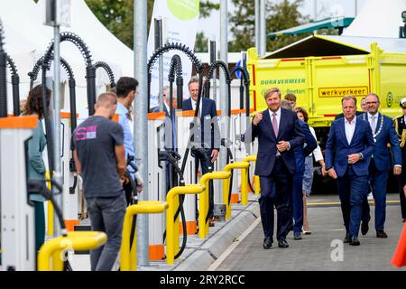 Geldermalsen, Niederlande. September 2023 28. Geldermalsen, am 28. September 2023, König Willem-Alexander von den Niederlanden beim Voedselbos Lingehout in Geldermalsen, am 28. September 2023, zu einem Arbeitsbesuch bei der Citizen Wind Cooperative West-Betuwe, spricht er mit den Initiatoren über ihre nachhaltigen Ziele und Investitionen und erhält eine Führung, anschließend eröffnet er WattHub, die erste ladesäulen für schwere Baumaschinen und Elektrofahrzeuge Credit: Albert Nieboer/Netherlands OUT/Point de Vue OUT/dpa/Alamy Live News Stockfoto