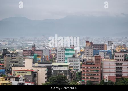 Yilan, Taiwan - 24. Februar 2019 - mit der Xueshan Range (Schneeberg) auf der einen Seite ist Jiaoxi mit einer Vielzahl von Baustilen überfüllt Stockfoto