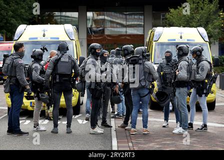 ROTTERDAM - Polizeibeamte des Sondereinsatzdienstes des Erasmus MC Rotterdam an der Rochussenstraat, der abgeriegelt wurde. Ein Verdächtiger wurde nach zwei Schießereien verhaftet. Eine der Dreharbeiten fand im Erasmus MC statt. Dort wurde auch ein Feuer gelegt. ANP BAS CZERWINSKI niederlande raus - belgien raus Stockfoto