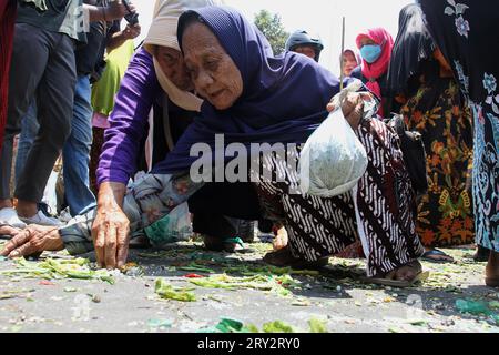 28. September 2023, Yogyakarta, spezielle Region von Yogyakarta, Indonesien: Die Menschen sammeln Opfer vom 'Gunungan', ein Opfer in Form eines Berges, während der Grebeg Maulud Zeremonie, um den Geburtstag des Propheten Mohammed GESEHEN in der Großen Moschee von Kauman, Yogyakarta zu gedenken. (Bild: © Angga Budhiyanto/ZUMA Press Wire) NUR REDAKTIONELLE VERWENDUNG! Nicht für kommerzielle ZWECKE! Stockfoto