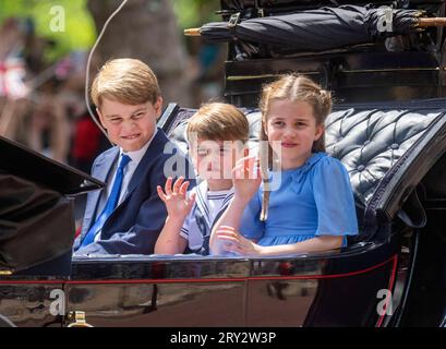 London, England. UK. Juni 2022. Prinz George von Cambridge, Prinz Louis von Cambridge und Prinzessin Charlotte von Cambridge reisen die Mall in an hinauf Stockfoto