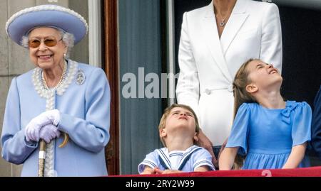 London, England. UK. Juni 2022. Königin Elizabeth ll, Prinz Louis von Cambridge und Prinzessin Charlotte von Cambridge stehen auf dem Balkon von Buckingh Stockfoto