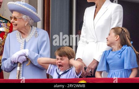 London, England. UK. Juni 2022. Königin Elizabeth ll, Prinz Louis von Cambridge und Prinzessin Charlotte von Cambridge stehen auf dem Balkon von Buckingh Stockfoto