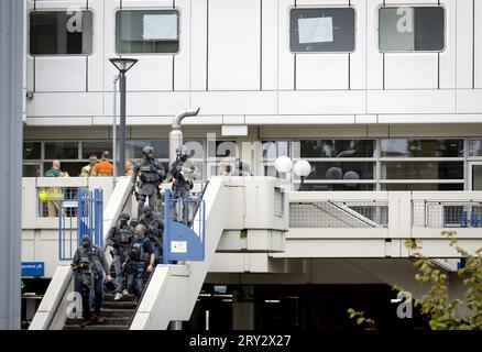 ROTTERDAM - Polizeibeamte der Sondereinsätze des Erasmus MC Rotterdam auf der Westzeedijk. Ein Verdächtiger wurde nach zwei Schießereien verhaftet. Eine der Dreharbeiten fand im Erasmus MC statt. Dort wurde auch ein Feuer gelegt. ANP SEM VAN DER WAL niederlande raus - belgien raus Stockfoto