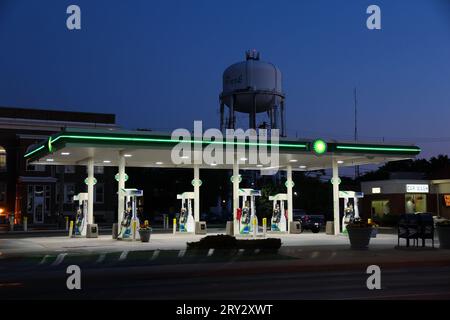 VILLA PARK, USA - 27. JUNI 2013: Abendlicher Blick auf die BP Tankstelle in Villa Park, IL. BP erzielte 2013 ein Betriebsergebnis von 31,3 Milliarden USD. Stockfoto