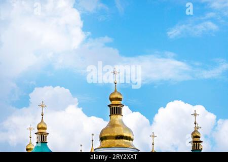 Goldkuppeln christlicher Kirchen. Haus des Gebets. Religionsbegriff, glaube an Gott. Kuppeln mit Kreuzen vor dem Hintergrund des wunderschönen Himmels mit Stockfoto