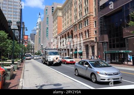 PHILADELPHIA, USA - 11. JUNI 2013: Traffic on Market Street in Downtown Philadelphia. Im Jahr 2012 ist Philadelphia die fünftgrößte Stadt der USA Stockfoto