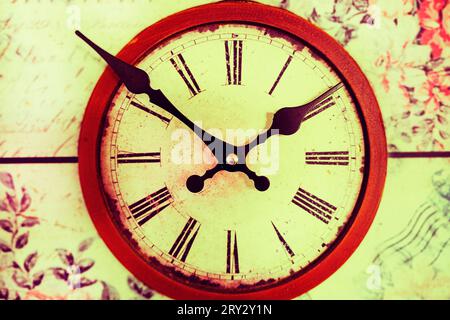 Alte Vintage-Uhr auf einem hölzernen Hintergrund. Rundes Zifferblatt der Wanduhr. Konzeptzeit läuft. Zeitkonzept. Uhr, Zeitmesser, Zeitmesser, Ticker Stockfoto