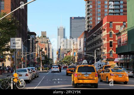 NEW YORK, USA - 4. JULI 2013: Blick auf die 8th Avenue im New Yorker Stadtteil Chelsea. Mehr als 20 Millionen Menschen leben in der Metropolregion NY. Stockfoto