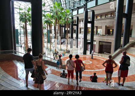 NEW YORK, USA - 4. JULI 2013: Besucher besuchen den Büro- und Einzelhandelskomplex Brookfield Place in Lower Manhattan, New York City. Sie wird allgemein als bezeichnet Stockfoto