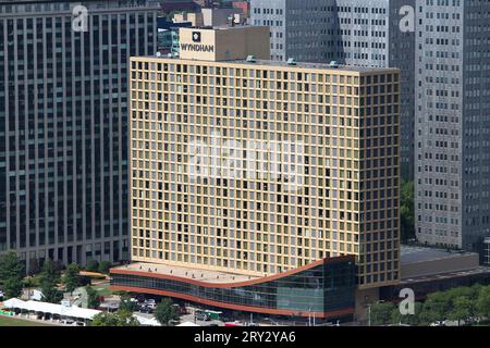 PITTSBURGH, USA - 29. JUNI 2013: Wyndham Hotel in der Innenstadt von Pittsburgh. Wyndham Hotels and Resorts, Inc. Ist ein amerikanisches Hotelunternehmen. Stockfoto