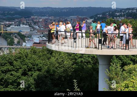 PITTSBURGH, USA - 29. JUNI 2013: Besucher besuchen die Stadtbeobachtungsplattform in Pittsburgh. Mit 306.211 Einwohnern ist sie die zweitgrößte Stadt im Stockfoto