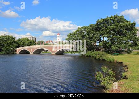 Cambridge, Massachusetts. Campus der Harvard University mit Charles River Bridge (Anderson Memorial Bridge). Stockfoto