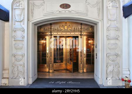 NEW YORK, USA - 5. JULI 2013: Drehbare Messingtür des Wohngebäudes 24 Fifth Avenue Coop in New York. Stockfoto