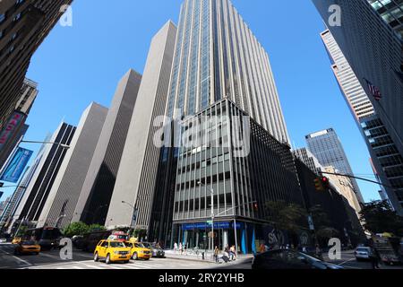 NEW YORK, USA - Juli 5, 2013: Straße bis am 6. Avenue in New York. Die Allee ist auch als Allee von Amerika bekannt und ist dur Stockfoto