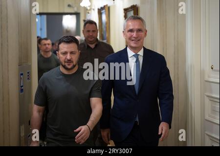 Kiew, Ukraine. September 2023 28. Ukrainischer Präsident Wolodymyr Zelensky (L) nach einem Treffen mit dem NATO-Generalsekretär Jens Stoltenberg am Donnerstag, den 28. September 2023. Foto des ukrainischen Präsidenten Pressedienst / Credit: UPI/Alamy Live News Stockfoto