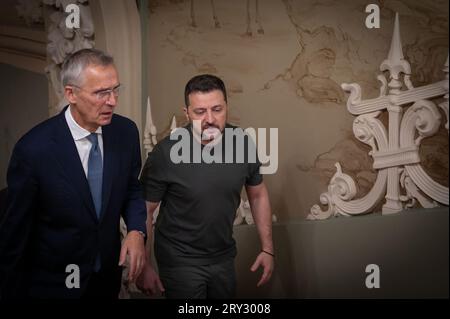 Kiew, Ukraine. September 2023 28. Ukrainischer Präsident Wolodymyr Zelensky (R) nach einem Treffen mit dem NATO-Generalsekretär Jens Stoltenberg am Donnerstag, dem 28. September 2023. Foto des ukrainischen Präsidenten Pressedienst / Credit: UPI/Alamy Live News Stockfoto