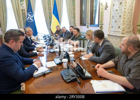 Kiew, Ukraine. September 2023 28. Ukrainischer Präsident Wolodymyr Zelensky (CR) bei einem Treffen mit dem NATO-Generalsekretär Jens Stoltenberg (CL) am Donnerstag, den 28. September 2023. Foto des ukrainischen Präsidenten Pressedienst / Credit: UPI/Alamy Live News Stockfoto