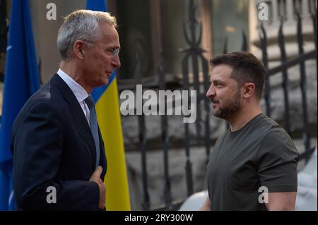 Kiew, Ukraine. September 2023 28. Der ukrainische Präsident Wolodymyr Zelensky (R) und der NATO-Generalsekretär Jens Stoltenberg schütteln am Ende ihrer Pressekonferenz nach Gesprächen in Kiew auf Ukrainisch am Donnerstag, dem 28. September 2023, die Hände. Foto des ukrainischen Präsidenten Pressedienst / Credit: UPI/Alamy Live News Stockfoto