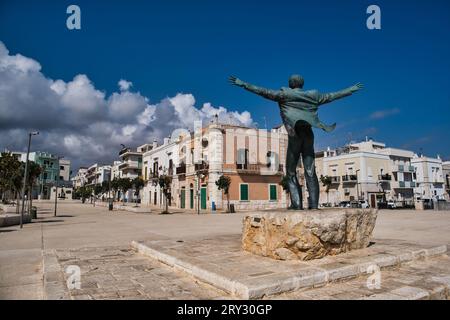 Blick auf die Domenico Modugno Bronzestatue in Polignano A Stute Stockfoto